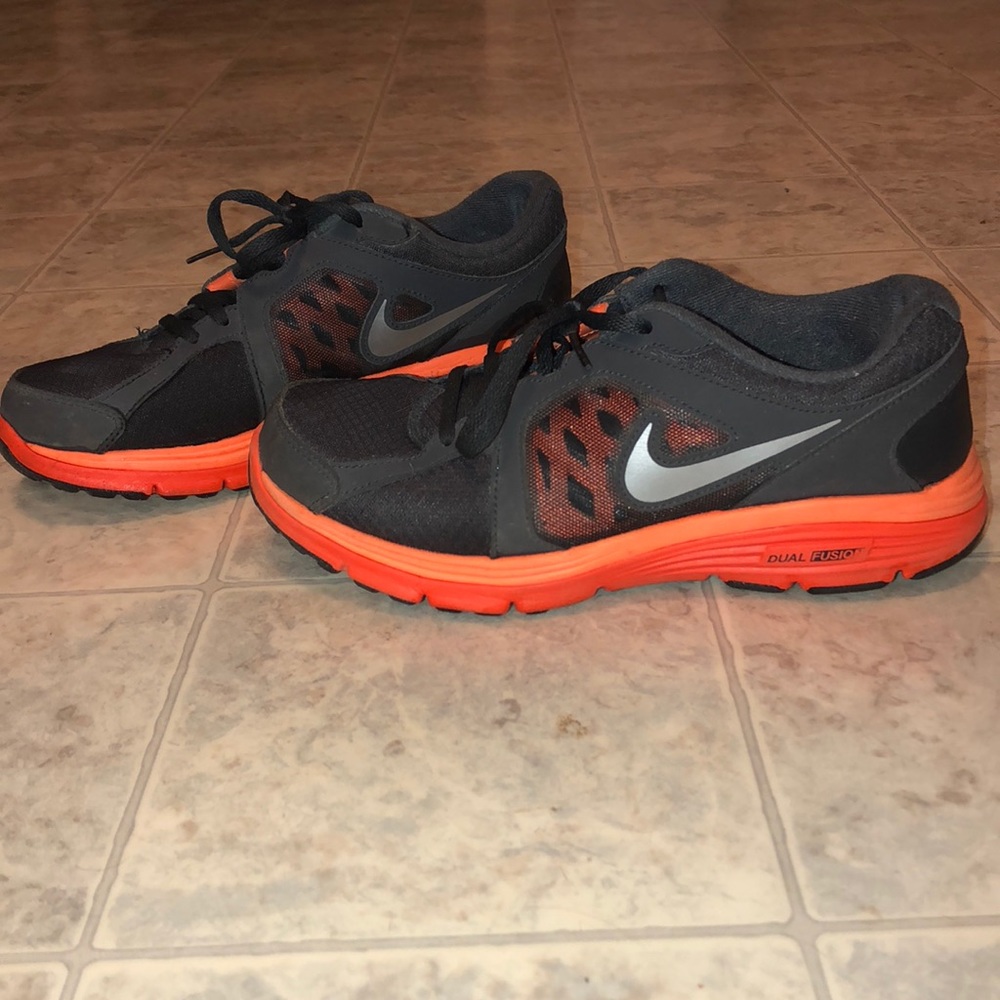 Nike Sz. 7Y (fit like 8/8.5) Dual Fusions